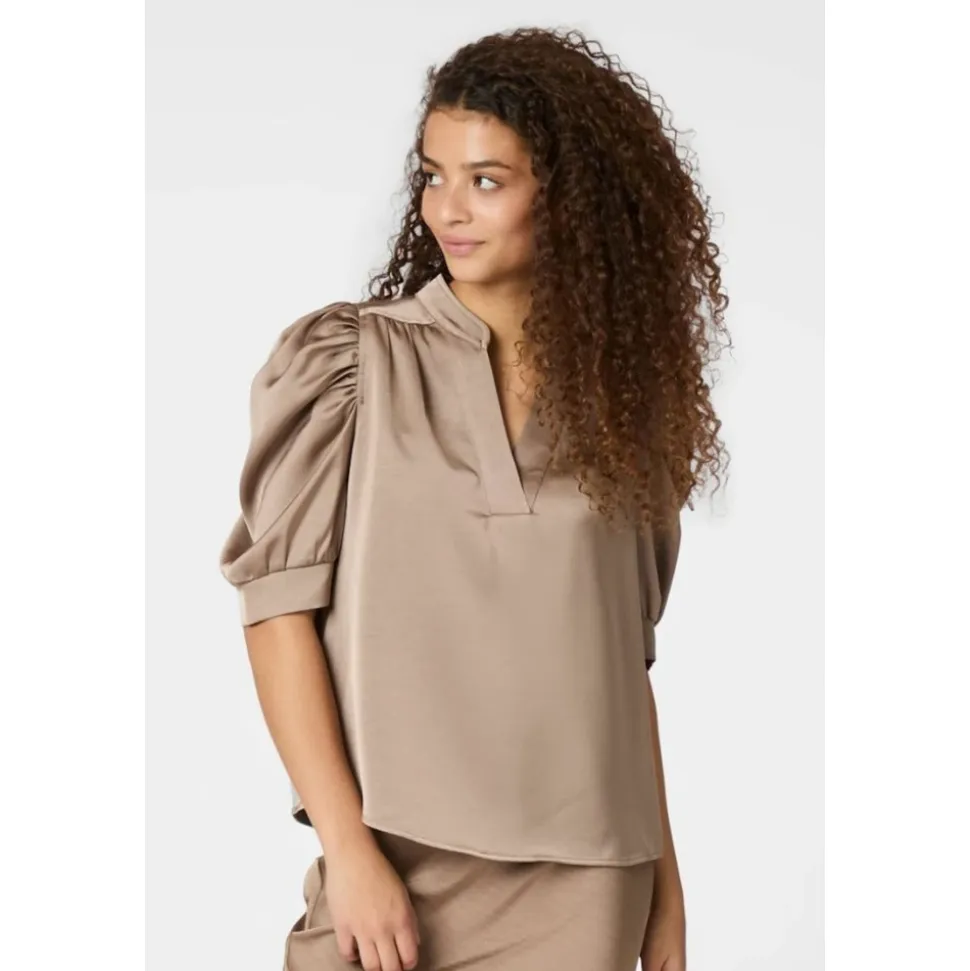 Chemisier en satin avec manches bouffantes