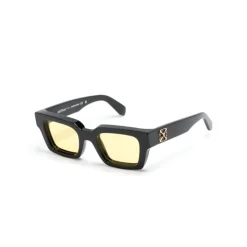 Lunettes de soleil noires avec étui d`origine