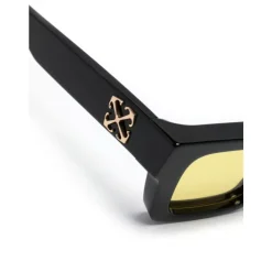 Lunettes de soleil noires avec étui d`origine