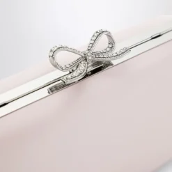 Pochette en satin avec en cristal