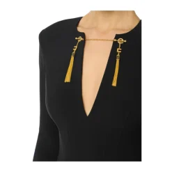 Robe en crêpe léger avec chaîne de bijoux