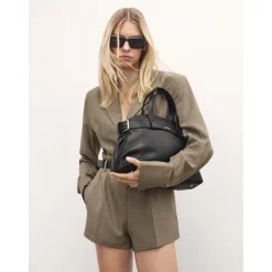 Sac à main en cuir noir avec sangle décorative et intérieur fonctionnel