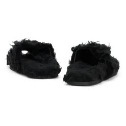 Sandales noires en fourrure au design moderne et confortable.