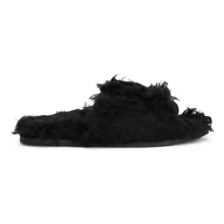 Sandales noires en fourrure au design moderne et confortable.